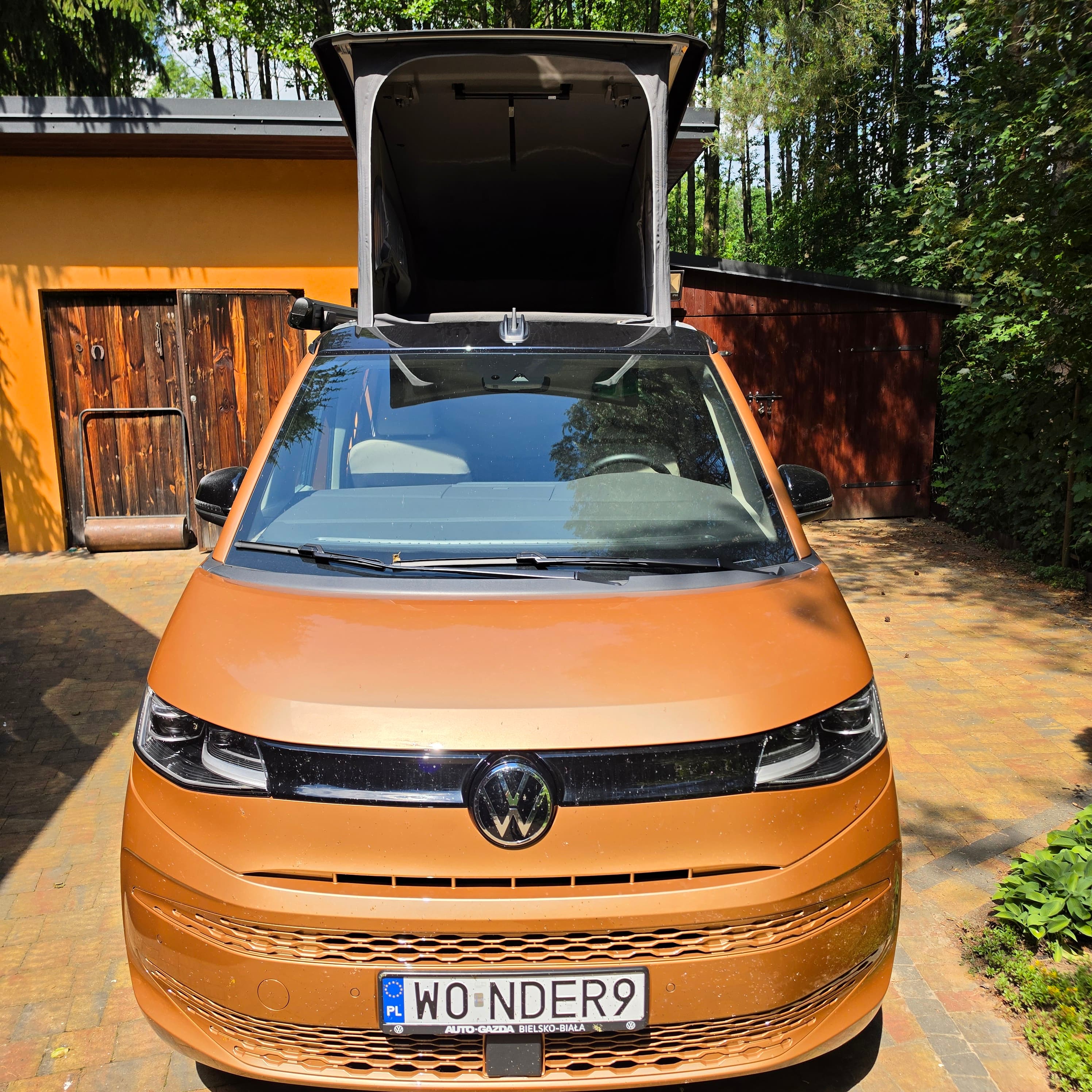 Przód VW California T7 z podniesionym dachem sypialnym